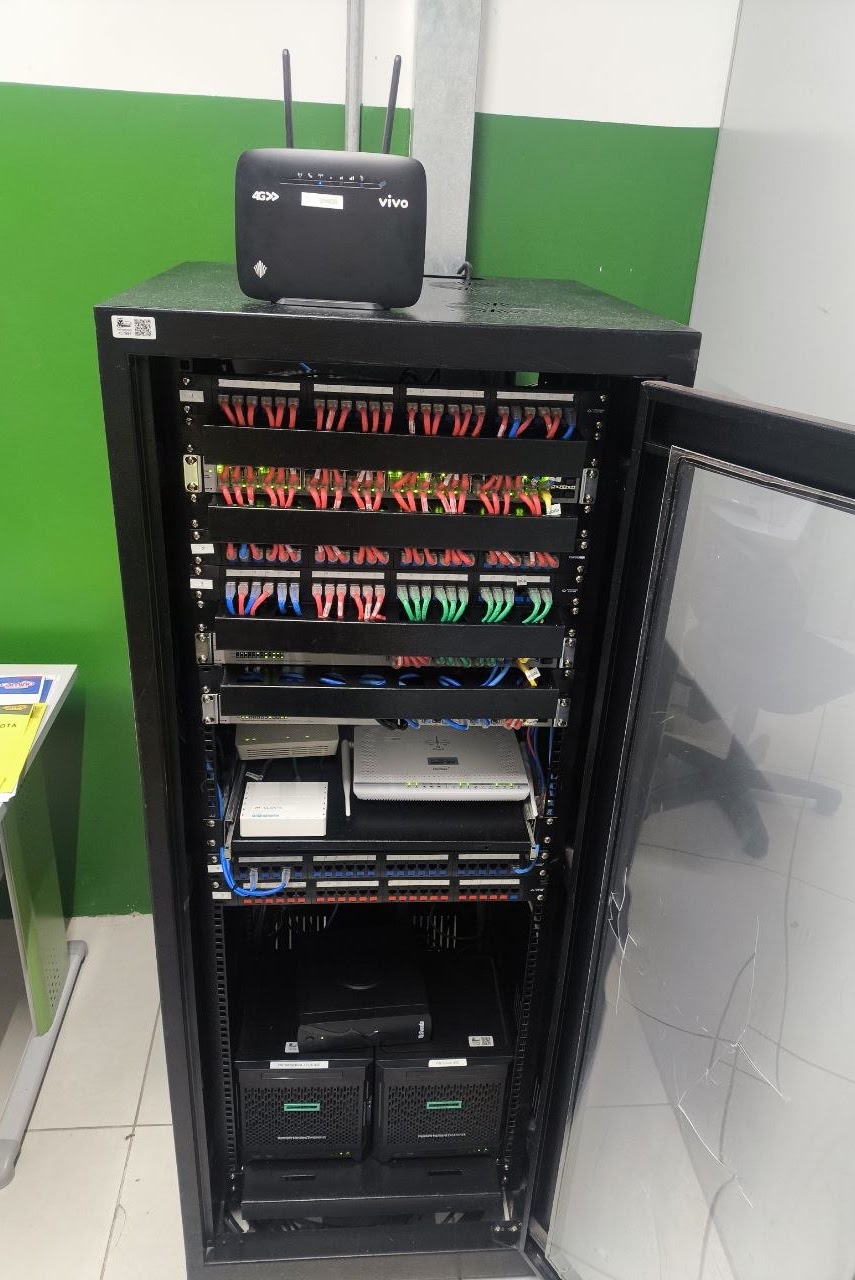 Rack de rede organizado com cabeamento estruturado